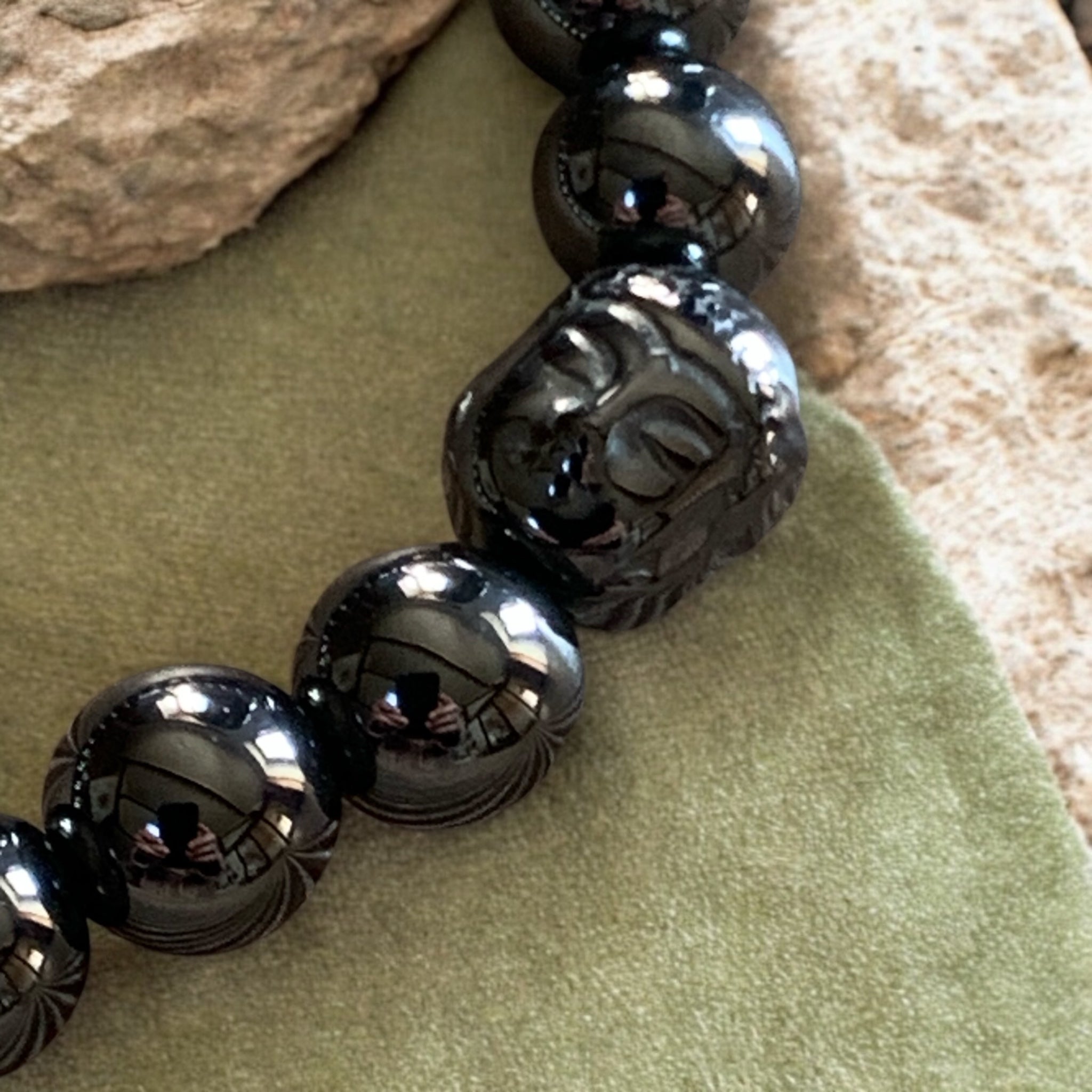 Bracelet en Hématite avec Tête de Bouddha – Confiance, Protection et Bien-être